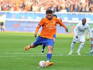 鲁媒:泰山三叉戟共存问题得到有效解决,阿尔瓦罗表现稳健