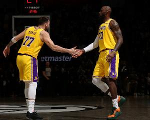 攻防压制!第三节湖人32-23净胜火箭9分 三节打完反超3分