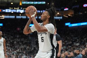 优势明显!马刺总篮板数52-37净胜快船15个 前场板22-12