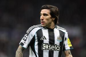 夏窗胖虎离队!英媒:曼联有意托纳利补强中场,纽卡要价超1亿镑