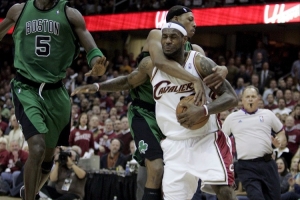 阿里纳斯:当年詹姆斯和皮尔斯不算宿敌 单论个人能力没得比较