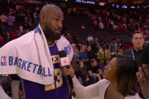 詹姆斯to记者:本该马上去冰敷 但你太棒了&我必须来接受你的采访