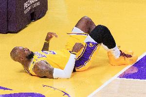 媒体人:20年前詹姆斯被拉拽犯规能跳起&现在痛苦倒地 岁月不饶人