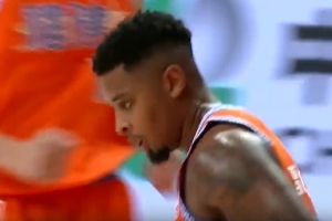 全指着你得分!皮特森半场三分9中5砍下22分2助2断 最后一攻崴脚