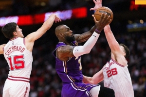 14中13砍下30分!湖人发布赢球海报:封面为詹姆斯上篮瞬间