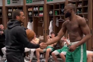 得分升至绿军队史前十!赛后马祖拉将比赛用球送给杰伦·布朗