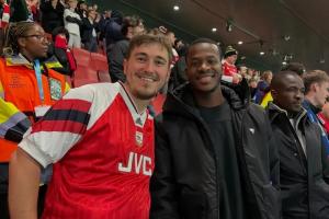 你也是枪迷?小蜜蜂前锋瓦塔拉自费观赛,见证阿森纳晋级欧冠八强