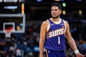 这表现还不够!布克21中8&罚球7中6拿到22分 三分4中0&有4次失误