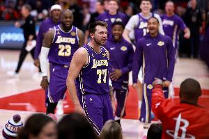 东契奇:看到队友们为我的60分而欢呼庆祝 我的心里感到很幸福