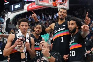 文班:我们身边全是天赋出众的队友 能派出五个防守顶尖的球员