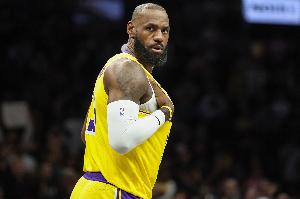 41岁80天!詹姆斯在24时内分别创下NBA最老30分和最老三双