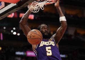 维拉纽瓦:艾顿意识到要像卡佩拉那样打球 改变心态对他帮助很大