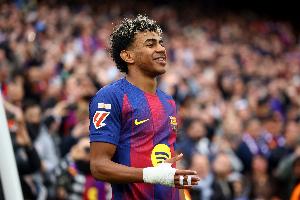 世体:对阵纽卡亚马尔两次罚点前,拉菲尼亚等人都保护他不被干扰