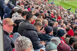 记者:因伤缺战的诺伊尔来到现场观战,他将在国际比赛日后回归