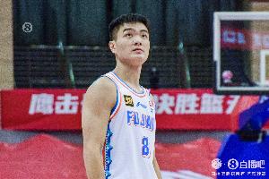 关键两罚失手!黎伊扬14中8拿到18分7助 三分5中2