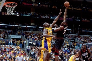 奥尼尔:艾弗森输总决赛要怪穆托姆博 后者说他能单防我