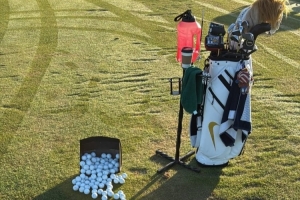 阳光明媚!詹姆斯晒早起打高尔夫动态