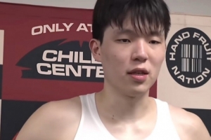 杨瀚森:有时候手像叉子一样 恨不得剁了它 需要及时调整