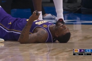 名记:斯玛特疑似右侧腹股沟伤势加重 回更衣室治疗后重新上场