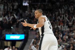 不愧是队魂!凯尔登半场8中7&三分2中2高效砍下16分3板3助