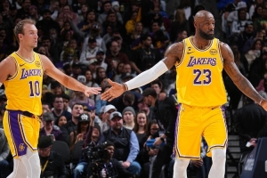 詹姆斯谈肯纳德绝杀:我向篮下行进吸引了防守 就是做好分内之事