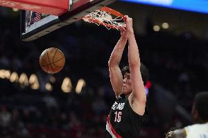 稳健!杨瀚森半场出战15分钟 6中4拿到10分5板