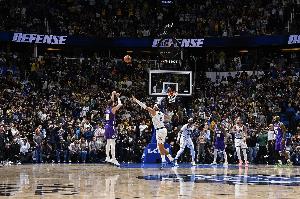 肯纳德审判之投!东詹里哪个都不能放 湖人的进攻上限创造奇迹