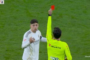 恩怨局?巴尔韦德踢倒巴埃纳吃直红,此前巴埃纳诅咒其儿子被拳打