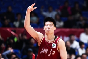 高开低走!程帅澎15中8&5记三分拿下27分 上半场22分后机会不多