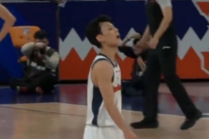 发生了什么?最后时刻胜负已分 徐杰命中投篮后对着场边念念有词