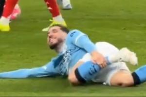 我很疼!我装的!谢尔基被踢翻痛苦倒地,突然转头露出神秘微笑