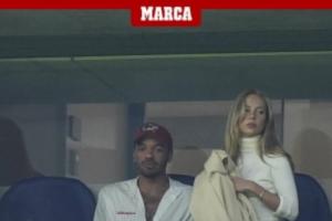 马卡晒图:姆巴佩女友来到伯纳乌现场观赛,身边男士为西班牙演员