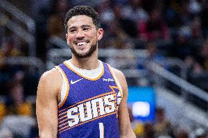 稳定得分手!布克上半场7投4中拿到12分2板3助 正负值高达+22