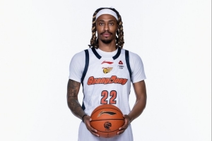 8投仅1中!媒体人:广东该抓紧用麦考尔换个尺寸足够的外援中锋