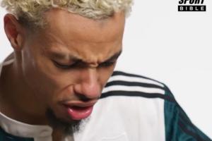 痛苦面具!埃基蒂克品尝利物浦当地食物表情逗乐大家:挺好吃的