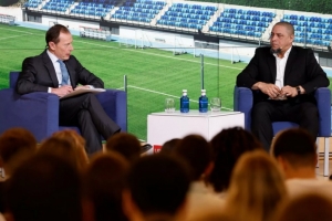 卡洛斯:成为皇马大使是一种荣誉,你能看到这个队徽代表的伟大