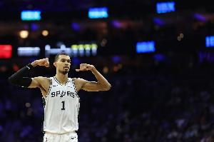 你们一起上吧!文班赛季第15次送出5次盖帽 二三四名一共13次