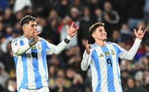 阿尔瓦雷斯:当然想照常踢欧美杯 老将们为国家队做出巨大贡献