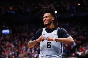 后场双枪!卡斯尔上半场6中3砍下13+6+6 福克斯砍下12分