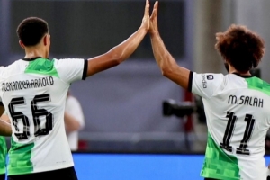 阿诺德社媒晒合照致敬萨拉赫:真是一段非凡的旅程,兄弟