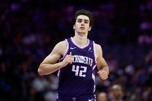 42号秀!雷诺半场10中6砍全队最高15分外加4板 三分2中1