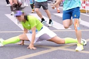 组委会谈马拉松选手“一字马”:影响后方选手安全,经审核后处罚