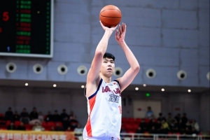 媒体人:广州细节有点粗糙 打强队关键球抓不住机会 防守易出问题