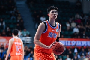 拼到5犯!邹阳11中7拿到18分9板 首节独得10分
