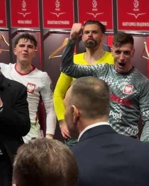 距世界杯一步之遥!波兰总统探班波兰队更衣室,与球队高歌庆祝