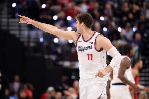 高射炮！大洛8中5得到16分4板3助1帽 三分5中3