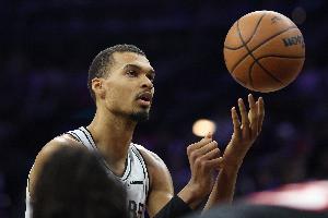 文班亚马：绿军不是最强阵容&比赛条件有些特殊 即使赢球也需反思