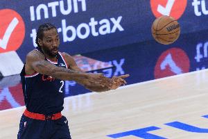 伦纳德：我们用防守带动进攻 需要关键得分时队友们的三分都进了