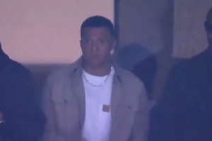 看台上为球队助威，姆巴佩现场观看皇马主场对阵曼城