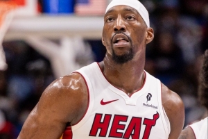 大学室友！福克斯打趣：阿德巴约83分太疯狂 很生气他得分比我多